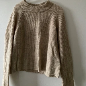Tröja från veromoda - Mysig och enkel tröja i beige färg från Vero Moda i storlek xs. Väldigt bra skick. 