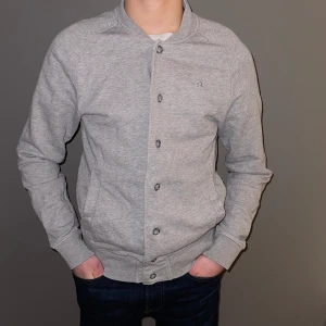 J Lindeberg cardigan  - Säljer en fet cardigan av märket j Lindeberg. Nyskick och riktigt fet. Storlek S. Han på bilden är 170 o väger 52.