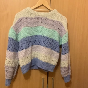 Stickad tröja i flera färger! - Ej använd från vero Moda i storlek m💗💗