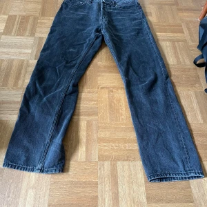 Svarta jeans Space Relaxed Straight Jeans - Jeans svarta Space Relaxed Straight Jeans. Mycket bra skick. Passar mig ej längre, därför jag säljer. Säljer de för 250kr då de ändå är Weekday jeans samtidigt som jag håller priset lågt för det är secondhand. Kan sälja de för 200kr om de inte går 🤝