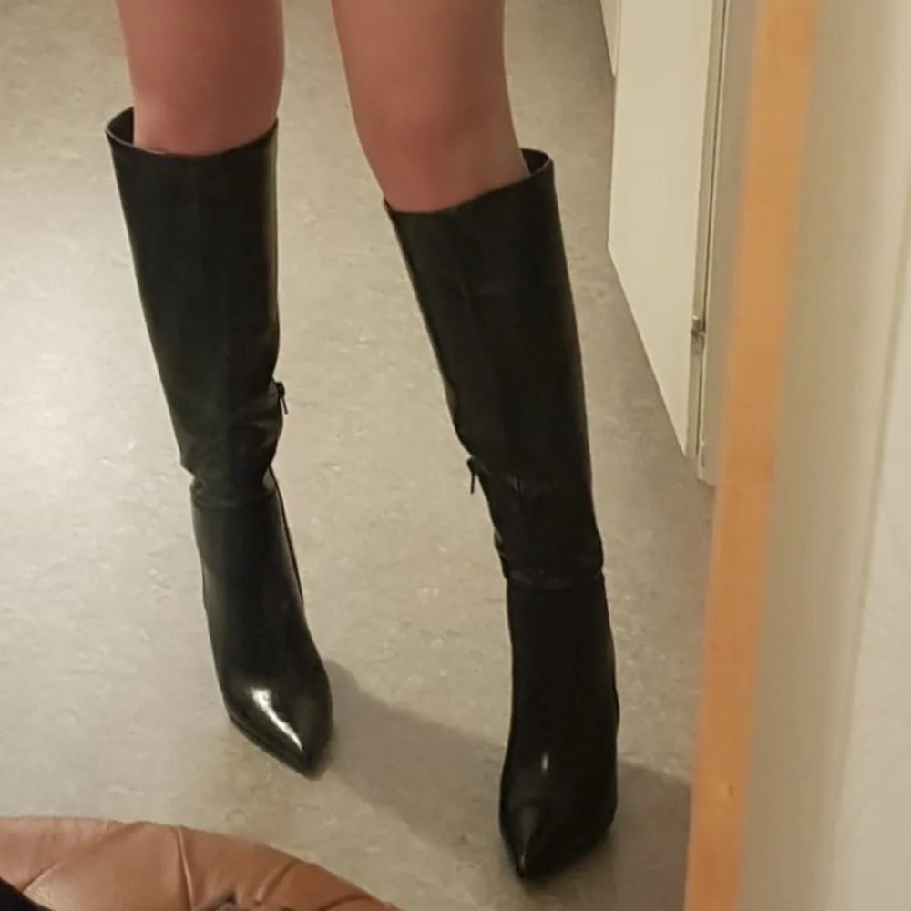 helt nya boots som bara användts en gång, köpta från asos för 689 kr De är bekväma och ser så lyxiga ut, en komplimangmagnet . Skor.