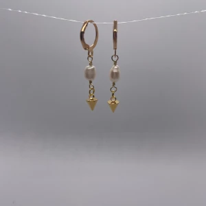 Tiny Pearly spike guld  - 35kr per par, finns endast ett par kvar i lager😊 kolla gärna in min instragram ”ebnorth” där jag främst sköter försäljningen💗  Massa mer smycken i samma stil hittar ni i min profil🤩