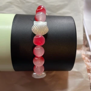 ❤️🐚 - Egengjort armband💙tråden är  stretchig så det passar dom flesta 💙