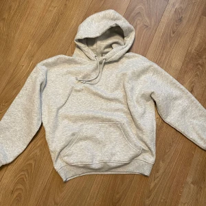 BikBok Hoodie  - Ljusgrå hoodie från BikBok i storlek S. Nästan inga tecken på användning. 