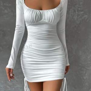 Hej säljer denna vita klänningen den är använd 1 gång så den är som ny köpte denna för 240 så säljare den för 120 storlek S ❤️
