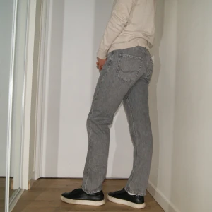 Jeans - Jack & Jones (Nya) - Nya Jeans från Jack & Jones i färgen grå. De är i storlek 30/32. De är i nyskick, nypris är 699kr medan vår pris är 249 kr. Vid fler frågor eller funderingar, bara hör av er. Passa på!