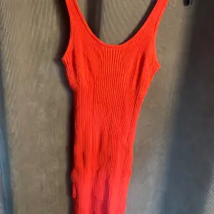 Orange klänning med ”sträck textur”, säljer klänningen för att den inte kommer till användning. Materialet är super skönt och väldigt stretchigt, det är str S men kan även passa M😊