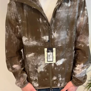 Woolrich Windbreaker  - Windbreaker från Woolrich storlek M passar dig som är runt 180 lång  Nyskick.  (sällsynt) använd 1 gång  nypris ca3500kr mitt pris:1849kr Kan gå ner i pris vid smidig affär😁 