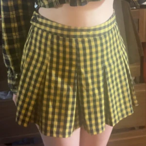 Gult gullig Set - Set från divided  Kjolen är storlek 170 Tröjan är storlek M Knappt använd 