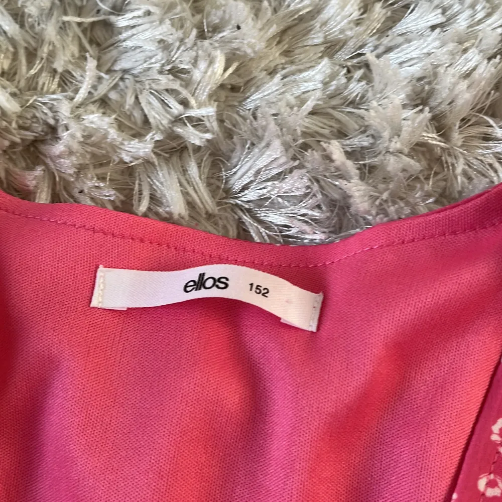 En klänning från ellos som aldrig är använd så i nyskick. Nypris:ca 300kr. Den är rosa med typ Blommönster på. Den är k stolek 152. Kontakta mig för fler bilder!👍🏻. Klänningar.