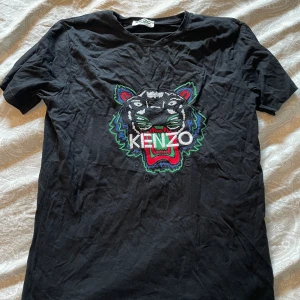 Kenzo T-shirt  - Kenzo T-shirt aldrig använd!!
