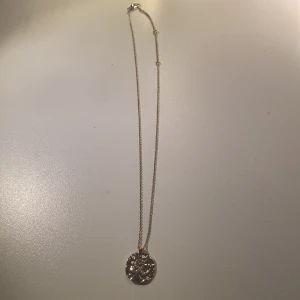 Guld halsband  - Guld halsband med stjärntecknet lejon på. ♌️