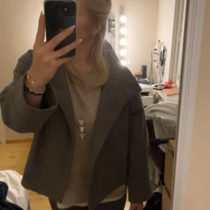 Gina kappa  - Söker min fina gråa kappa från Gina då jag har fler jackor att använda! Nypris 600kr💕