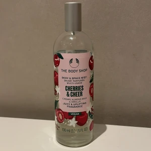 Cherry body mist - Bodymist från the body shop i körsbär, luktar jättegott men säljer pga tröttnat på doften och kommer ej till användning. Mer än halva kvar.🍒🫶