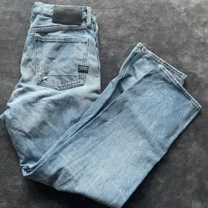 Hej!  Säljer mina ljusblåa G-STAR Jeans eftersom att de inte kommer till användning längre.  De har använts mycket sparsamt och är i väldigt gott skick. Storlek: 29/30 Nypris: 1299kr Hör av dig vid minsta fråga eller fundering!😊