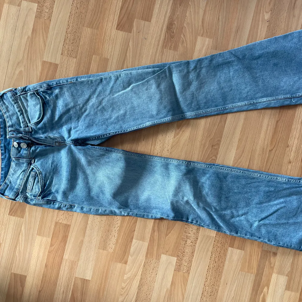 Super fina låga jeans i helt oanvänt och nytt skick. . Jeans & Byxor.