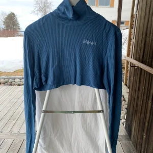 Blå croppad tröja - Jättemjukt material och kort passform. Från märken MMMI, My mum made it. Endast använd några gånger så den är i fint skick!🩷 true to size, S.