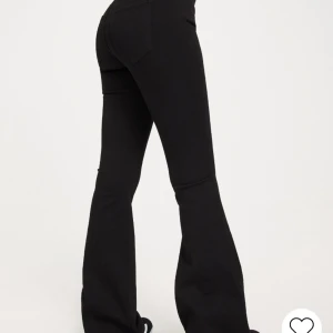 Drdenim jeans  -  säljer de har drdenim jeansen jätte fin skick (lite slitna längt ner på bena)köpta på Nelly för 800kr Kontakta om de e något Bootcut svarta jeans