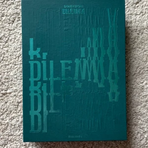Enhypen - Dimension: Dilemma - Officiellt Enhypen album i nyskick. Inga repor, bucklor, mm. Ingår fotobok, lyric bok, oanvända klistermärken och CD skiva i nyskick. ⚠️Photocards och poster ingår INTE⚠️ Bara att kontakta för fler bilder/frågor💞