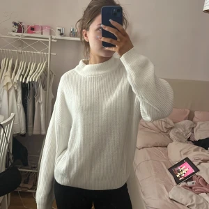 Stickad tröja  - En vanlig vit stickad tröja som ej kommer till användning, är i storlek XL men sitter som en S!❤️