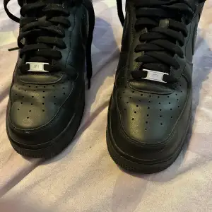 Säljer ett par svarta Nike air force 1 i storlek 45  Bra Skick 8 av 10