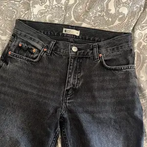 Svarta jeans från Gina, använda men fortfarande i bra skick, passar inte mig längre, de kostade 500kr när jag köpta dem men säljer dem för 150kr, kan tänka mig att gå ner t pris 💕
