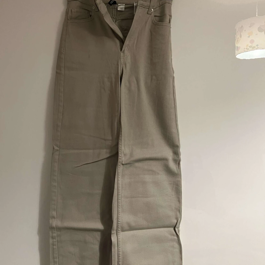 Beige jeans hade tidigare köpt från Hm för 250kr. Jag har använd den endast använd 2-3 gånger den är i storlek XS alltså 32