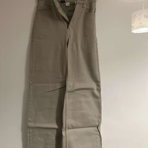 Beige jeans hade tidigare köpt från Hm för 250kr. Jag har använd den endast använd 2-3 gånger den är i storlek XS alltså 32 - Den är nästan helt ny har bara använd den 2-3 gånger 