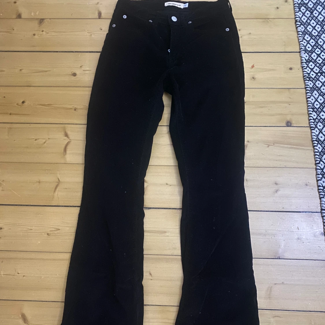 Low waisted svarta byxor. 