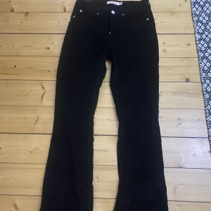 Low waisted svarta byxor.  - Low waisted, svarta byxor. Med utsvängnad vid smalbenen. Trumpet byxor. Söka och formar bra. Väldigt bra skick då jag inte använt dem alls. 