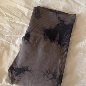 Scrunch träningstights - Säljer  träningstights me scruncie från shein