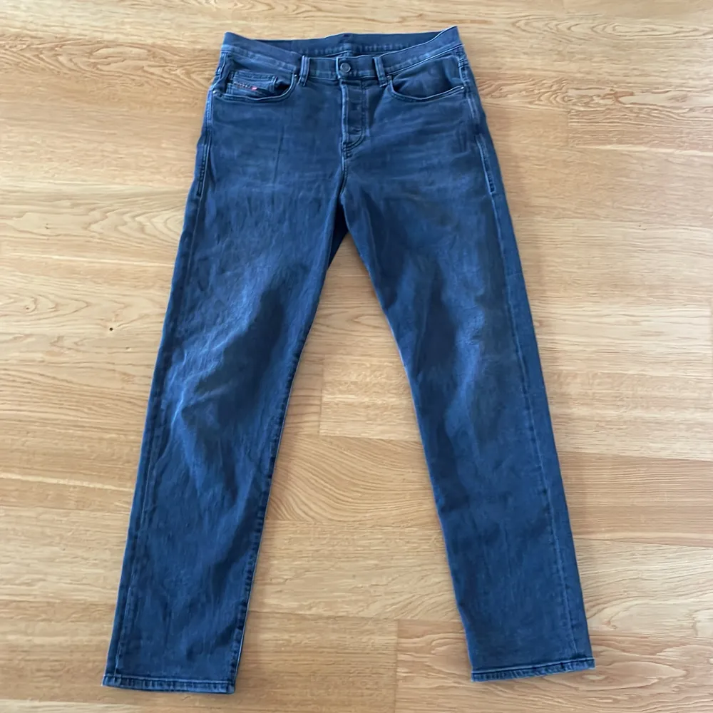 Mörk gråa disel jeans, regular fit. 10/10 skick, knapp använda. Nypris 1500kr säljer för 199kr pris kan diskuteras vid snabb affär . Jeans & Byxor.