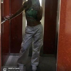 Vita cargobyxor - Säljer ett par Lågmidjade cargobyxor, använder dessvärre dem ej längre, men är i perfekt skick! Kontakta mig jätte gärna privat för fler bilder!☺️