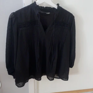 Svart blus från only  - En trekvartsärmad blus från only i jätte bra skick