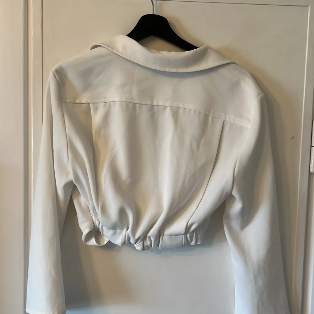 Vit skjortblus från Zara i storlek M. Blusen är croppad och har en dragkedja på sidan. Har använt 1 gång men har tyvärr blivit för liten. . Blusar.
