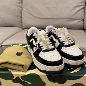 Svarta Bape Skor - Använda endast 2 gånger då de var för små för mig.  Vill bara bli av med dom därför priset  Priset kan diskuteras💕 Små i storleken 