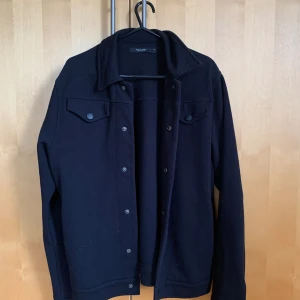 Skjorta - Skjorta från Jack&Jones premium. Kan bäras stängd och öppen. Lite mindre i storleken.