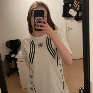 Adidas T-shirt - Vit addidas tröja. 