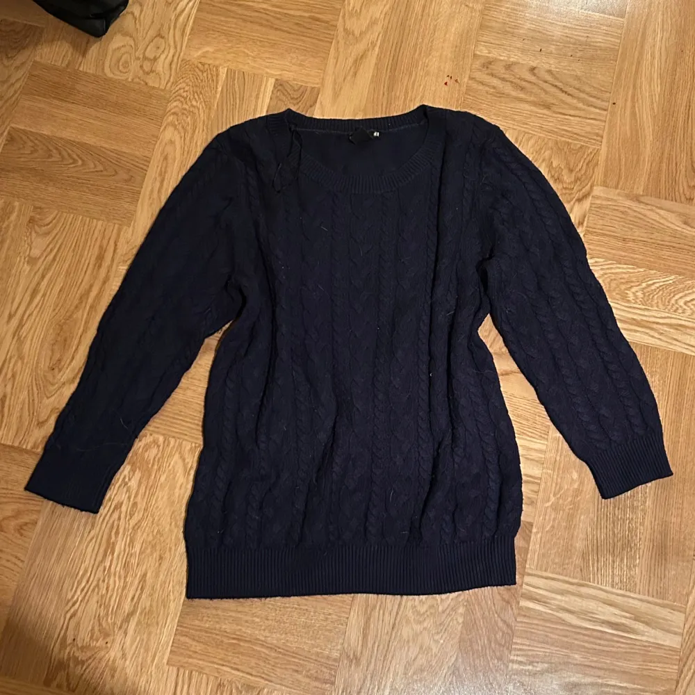 Söt stickad marinblå tröja!! Storlek L men tycker den känns mindre. Använd gärna köp nu 💝. Stickat.
