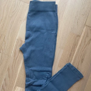 Ribbade träningstights - Säljer dessa helt oanvända ribbade träningstights, superskönt material.