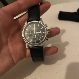 Jacques lemans klocka  - Nästan sprillans ny inte använd många gånger. Ingen repa i glaset  Dött batteri 