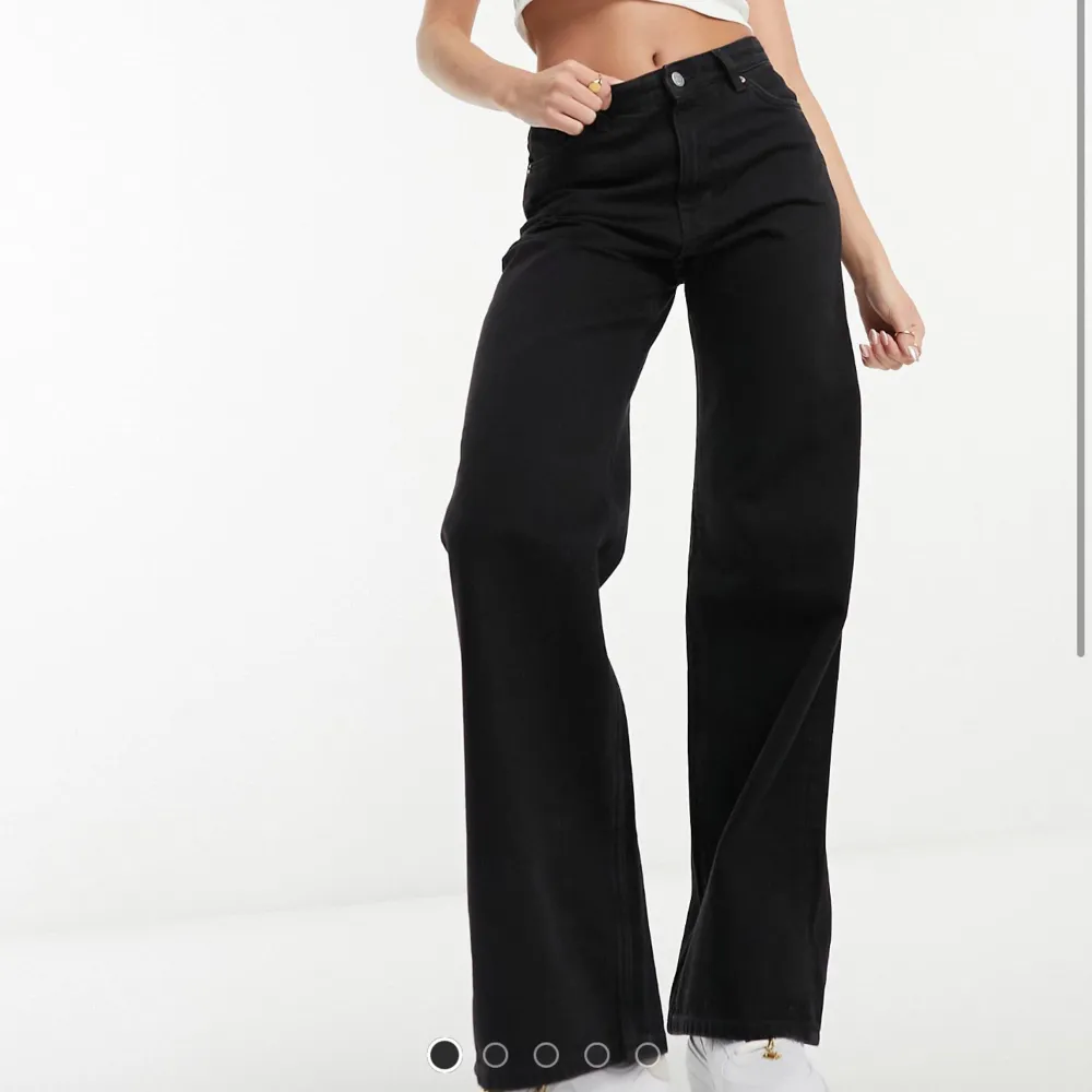 Svarta vida jeans från monki som är helt slutsålda på ASOS och Monkis hemsida💕nypris 570kr säljer för 250kr billigare vid snabb affär, sparsamt använda💕skriv för fler bilder. Jeans & Byxor.