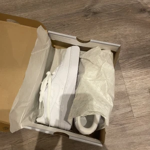 Nike air force - Säljer ett par helt nya Nike air force då jag råka beställa två par, ordinarie priset ligger på 1400 ungefär och säljer då skorna för 1200kr🥰