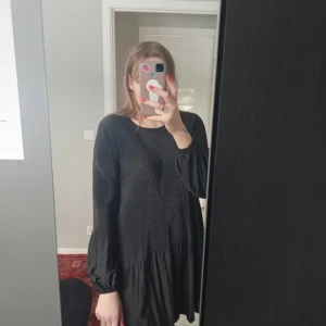 Svart klänning Stradivarius s.L - Perfekt skick. En klassik klänning med ballong armar. 