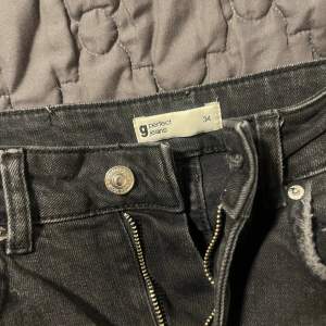 Midrise/lowrise jeans från Gina. Börjar bli för små för mig. Väldigt fina. Fransiga slut som du ser på bild tre!🌸400-500 kr org. 