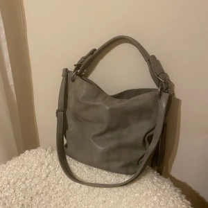 Handväska - Grå Fritzi väska. Använd några gånger men ser ny ut. Skriv för att få måtten, köpt för 780 kr