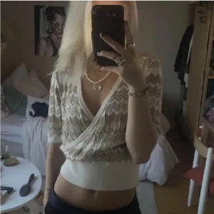 Topp - Säljer denna skit snygga toppen ifrån Lindex. Ingen aning vad storleken är med skulle gissat mellan xs-m 🩷