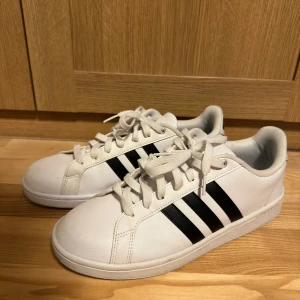 Adidas skor  - Skorna är i nyskick och är endast använda ett fåtal gånger. Perfekt sko till sommaren. Hör av er om frågor 🤝