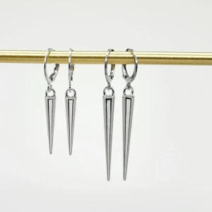 Handgjorda örhängen  - Handgjorda örhängen●Följ :@ekjewelryofficial🤲 ● 💎Material- metal/zinklegeringar ●Örhängeskrokar -rostfritt stål. Nickel fri. Längd -4cm och 5cm Vattentåliga, ändrar inte färgen! Köp för 1st-40kr, 4st-90kr