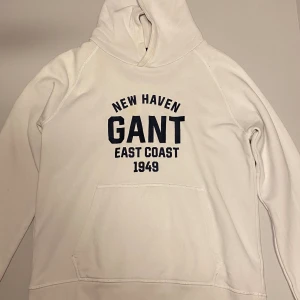 Gant hoodie - En vit fin hoodie från gant i strl 176, passar även en strl S/M i damstorlek.